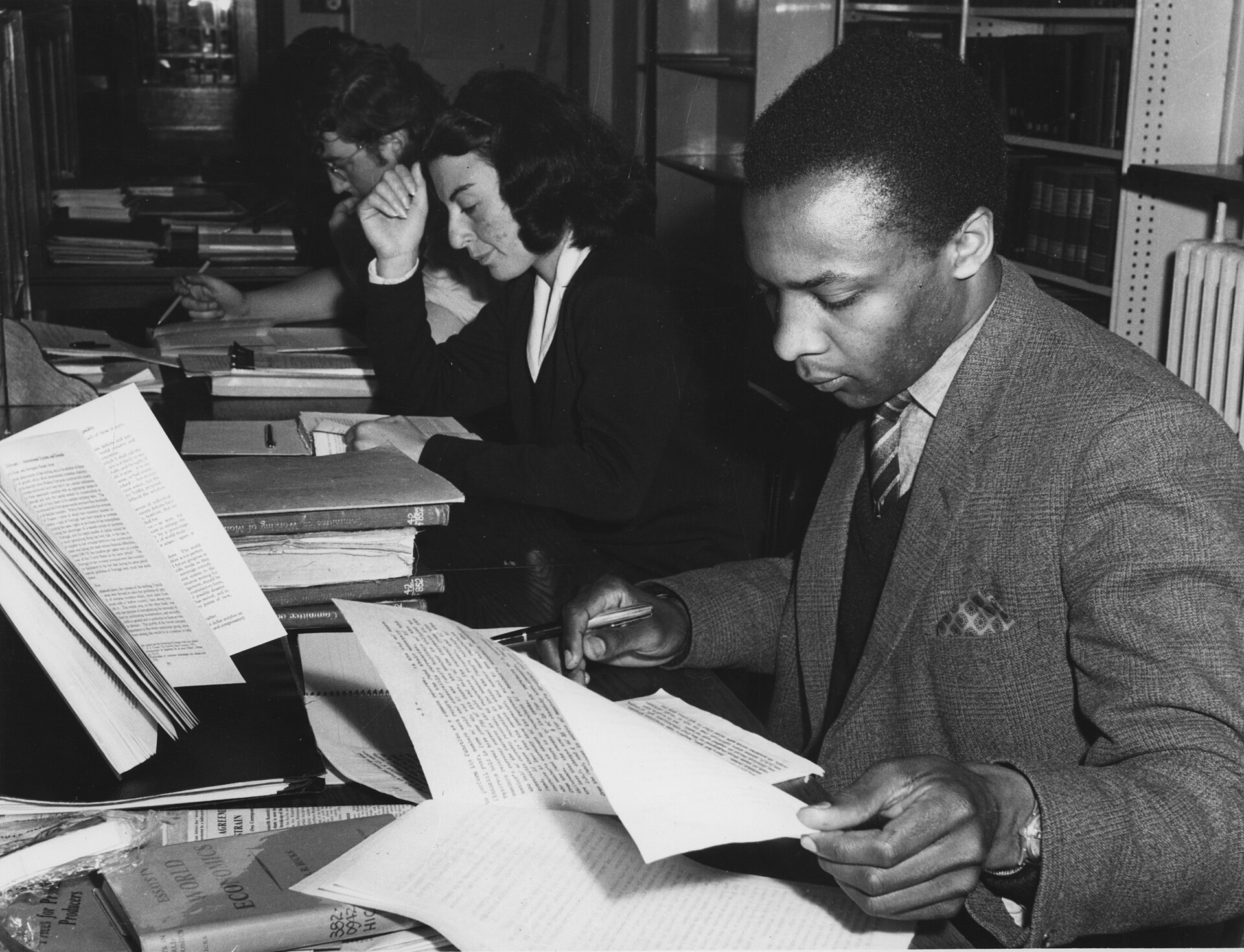 Leitores estudando em uma biblioteca antiga, em 1964